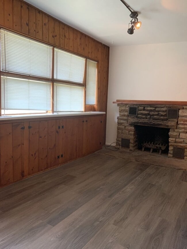 Foto del edificio - STUDENTS WELCOME! Cozy 1-Bedroom Bungalow w/ Garden and Detached Studio