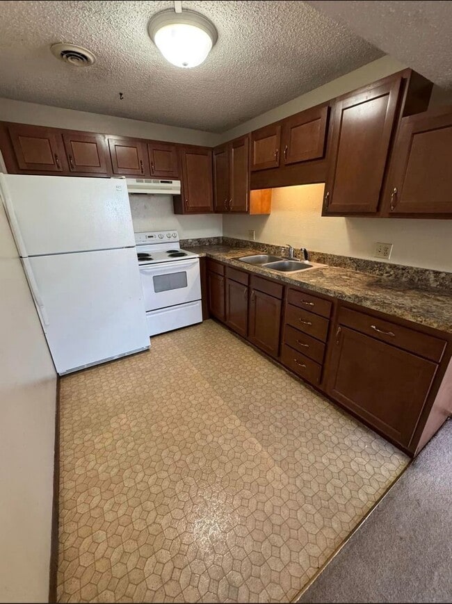 Building Photo - 743 Westridge Rd