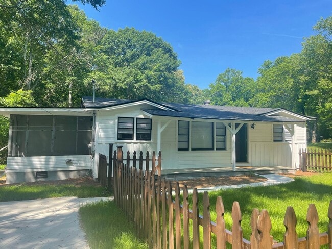 Charming Cottage on the Eastside Available Now - Charming Cottage on the Eastside Available Now House