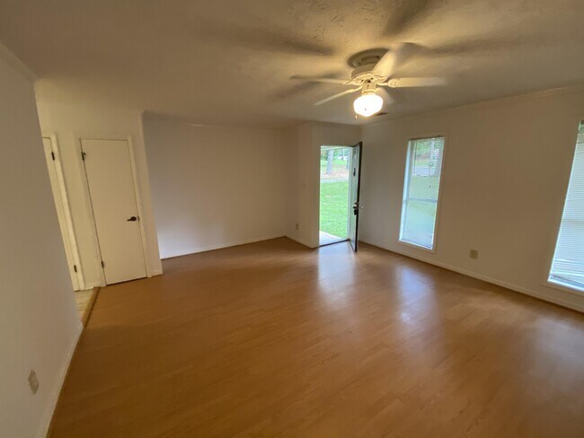 Foto del edificio - 4831 Valley Dale Dr SW