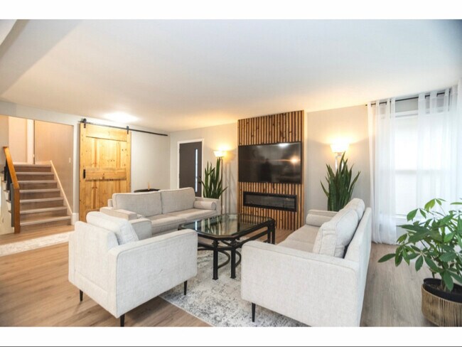 Foto del edificio - 726 Lawler Ave