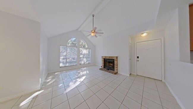 Building Photo - Spacious 3BR/2BA Condo in Altamonte Springs – Prime Location