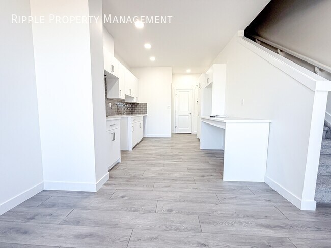Building Photo - Modern 3 Beds, 2.5 Baths TownHouse | 2 Pet...