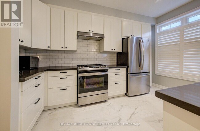 Building Photo - 2351 Lakeshore Rd W