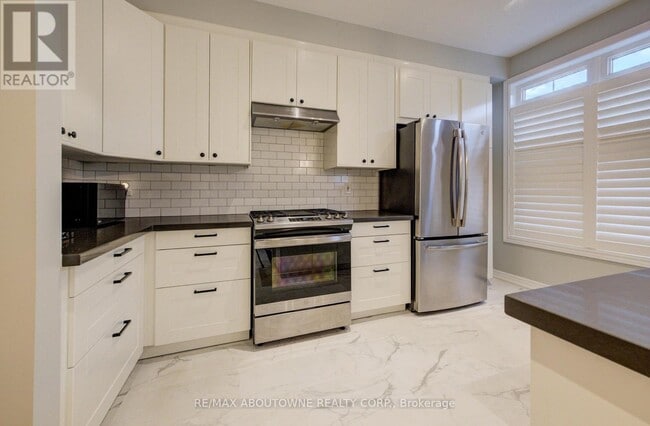 Photo du bâtiment - 2351 Lakeshore Rd W