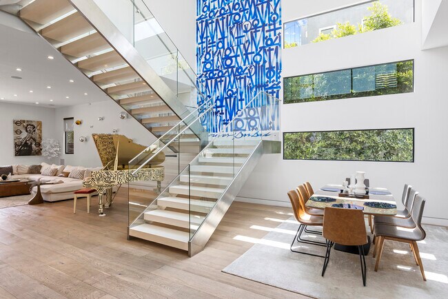 Foto del edificio - 726 N Martel Ave