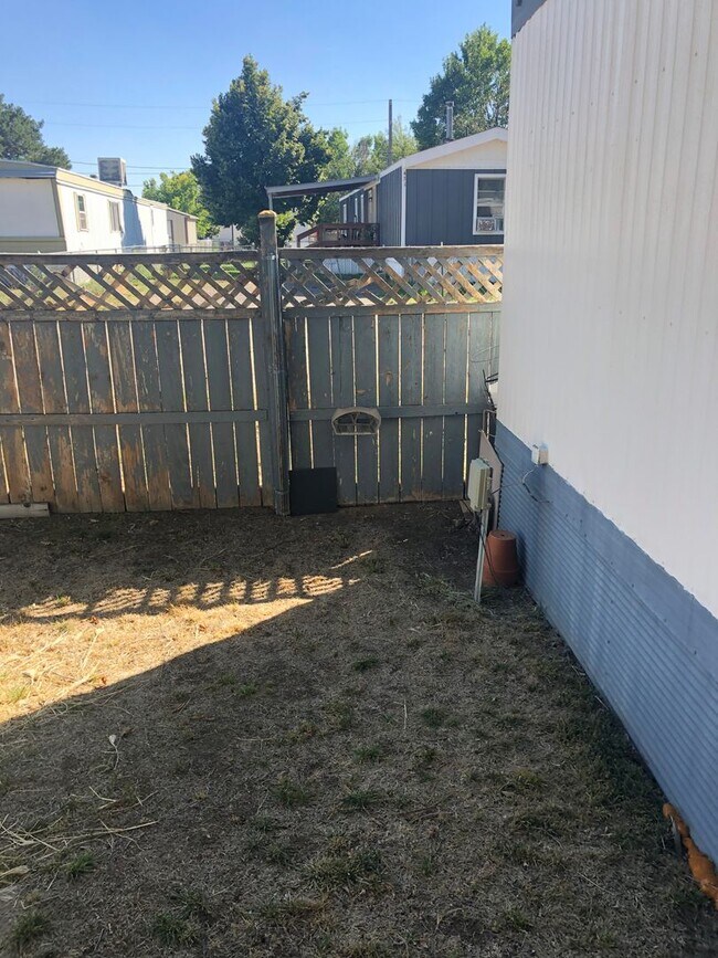 Foto del edificio - 2 bed 1 bath mobile home located on south ...