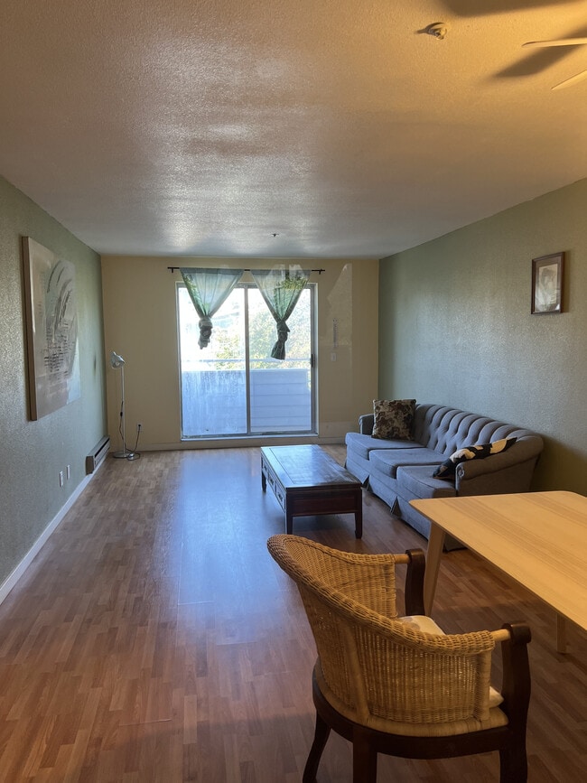Living room - 2901 MacArthur Blvd Apartment