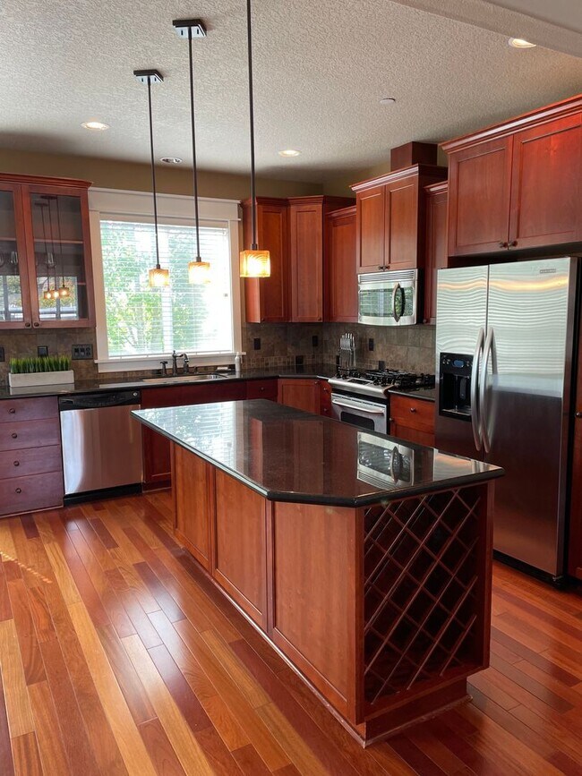Building Photo - 2Bed + Den/Office w/ 2.5 Bath Happy Valley...