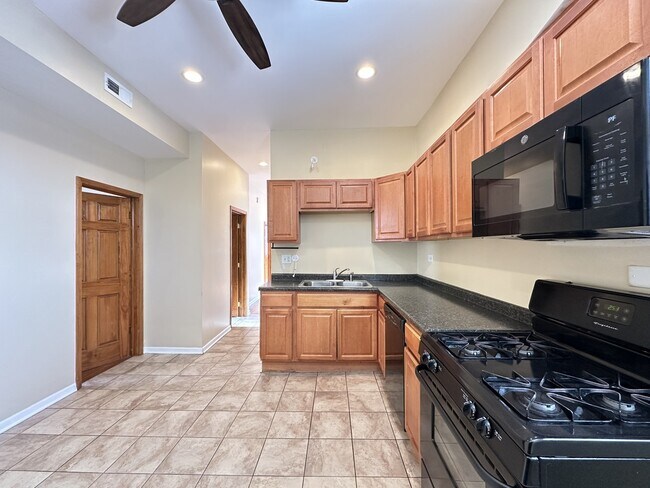 Building Photo - 2020 N Hamlin Ave