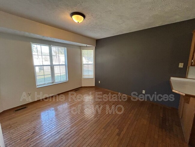 Building Photo - 313 S Dexter Ave