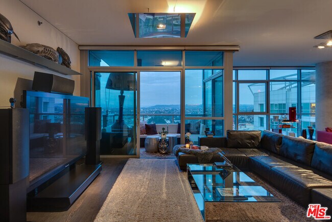 Building Photo - 13650 Marina Pointe Dr