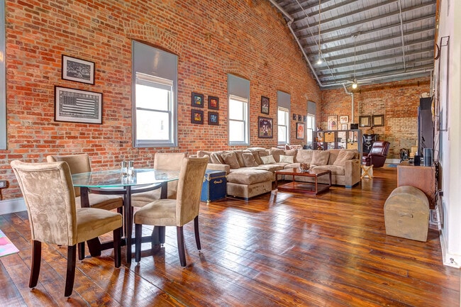 Building Photo - 246 N Court St