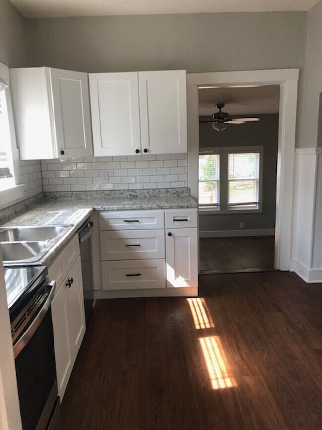 Building Photo - 2 bedroom 1 bath house with full basement!...