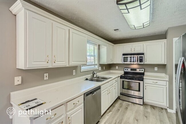 Building Photo - 670 Georgian Hills Dr, Lawrenceville, GA, ...
