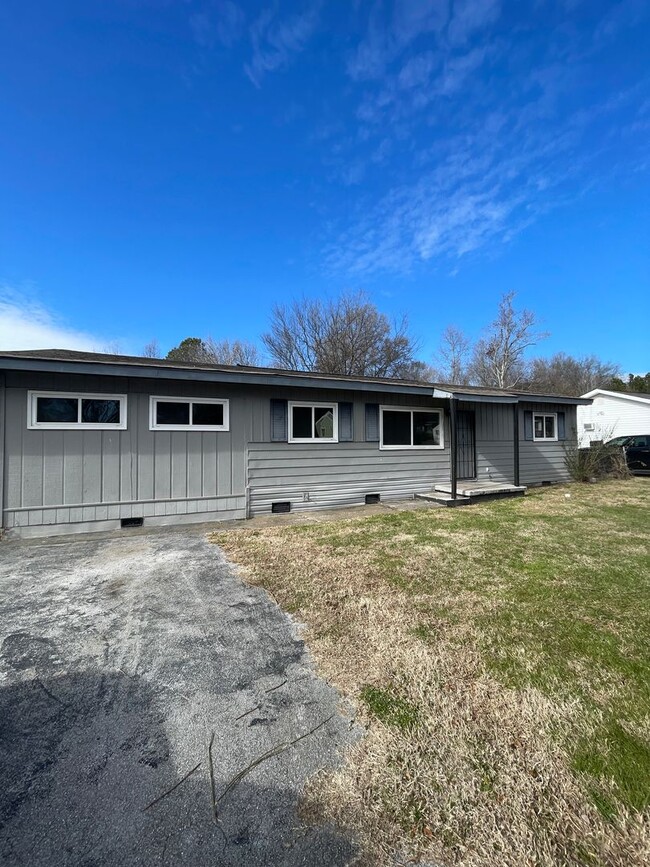 Building Photo - 4 Bedroom 2 Bathroom Home