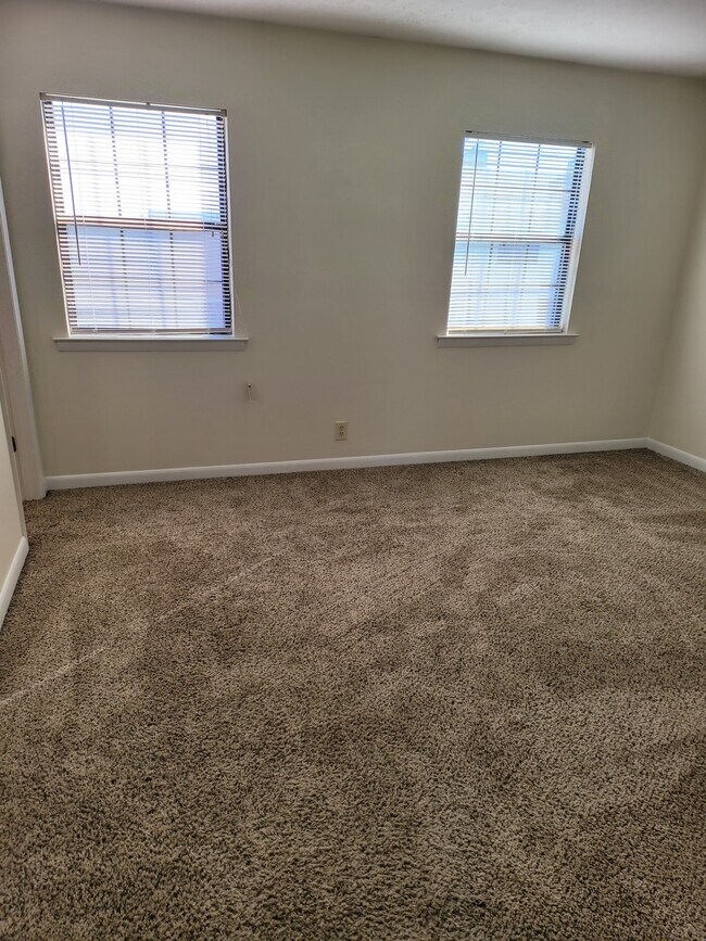 Foto del edificio - 255 Mayflower Ln N