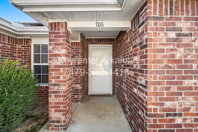 Building Photo - 706 SW Sandrock Rd