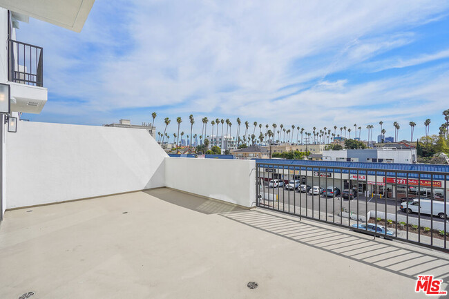 Foto del edificio - 3977 Beverly Blvd