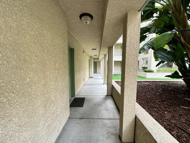 Building Photo - Introducing a gorgeous 1-bed, 1-bath condo...