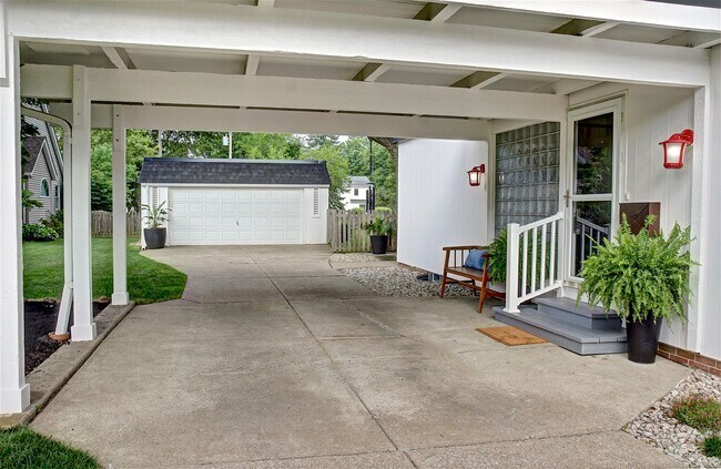 Foto del edificio - 384 Bradley Rd