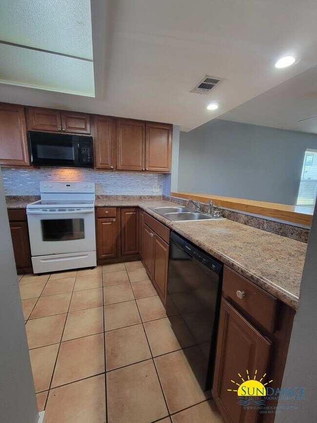 Building Photo - Lovely 2 Bedroom Townhouse in Destin with ...