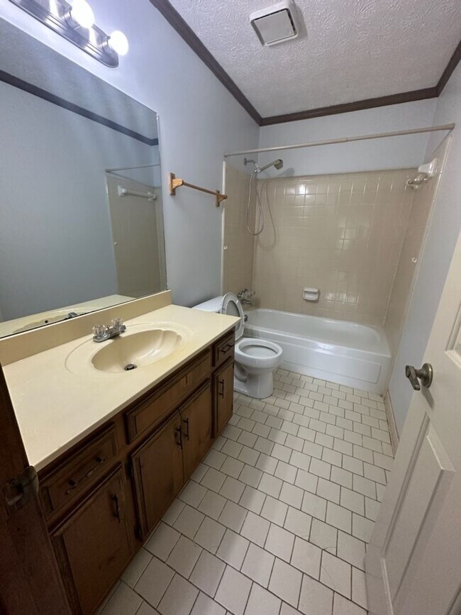 Building Photo - 1531 Stoneleigh Circle