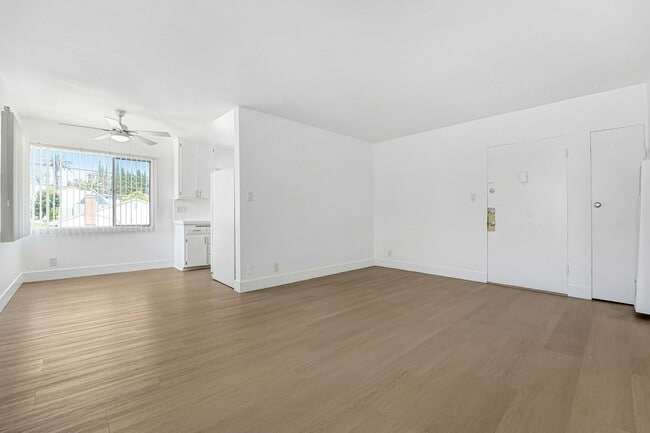 Building Photo - 10250-70 Palms
