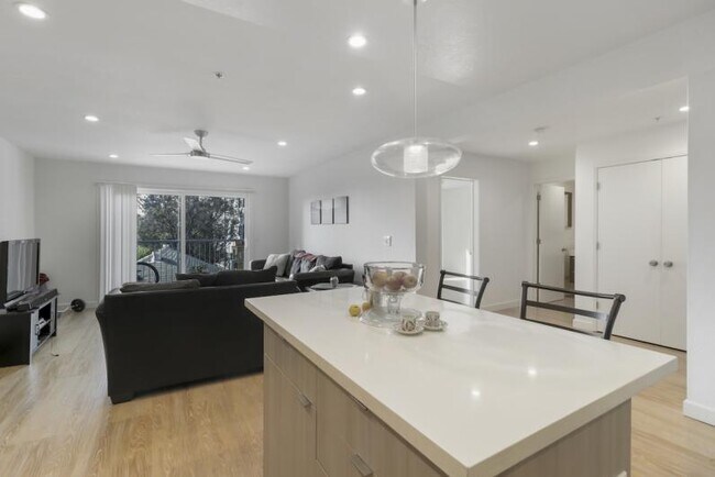 Foto del edificio - Modern Condo with Large Patio in Adams Point