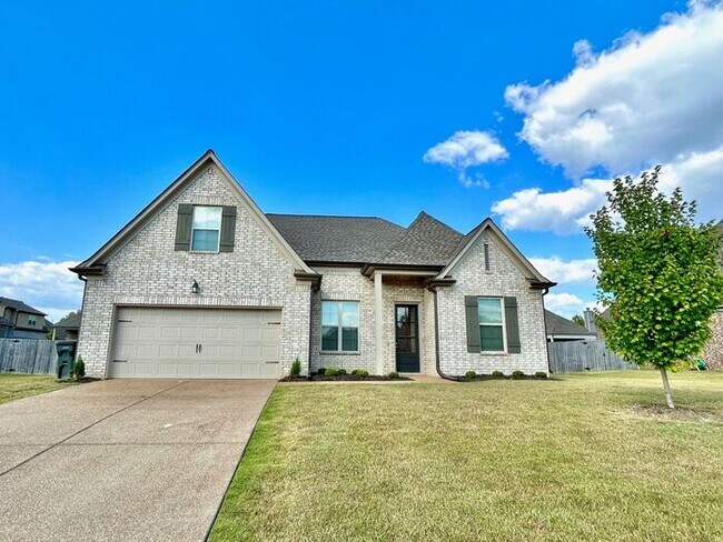 Building Photo - Now Leasing a 4-bedroom 3 bath home on Oakland