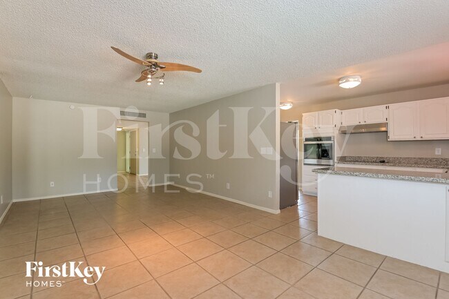 Foto del edificio - 680 N Mann Ave