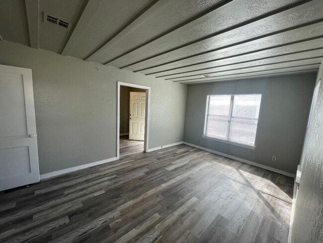 Building Photo - 1 Bedroom 1 Bathroom Duplex For Lease Now!
