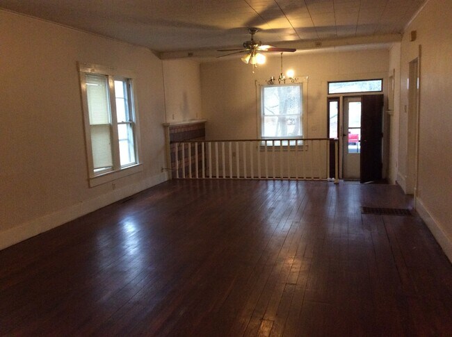 Foto del edificio - JUST REDUCED!!!!!  Roomy 2 bedroom 1 bath home
