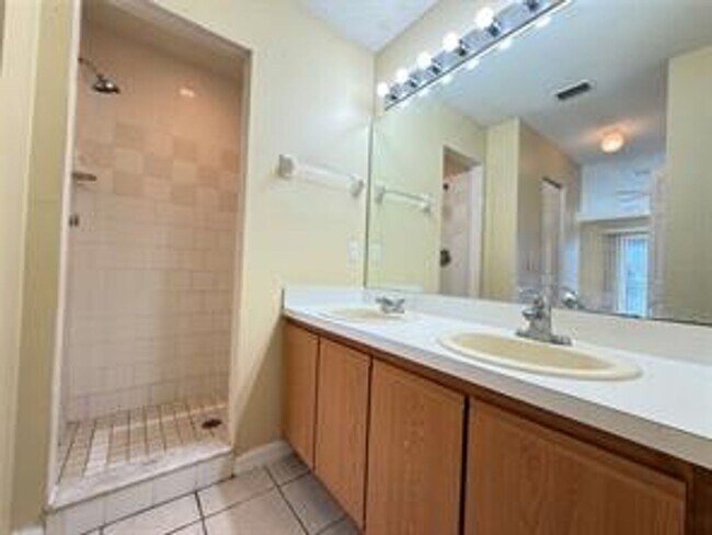 Foto del edificio - Charming 3-bed, 2-bath POOL home with 2-car garage. Features ceramic tile flooring, updated kitch...