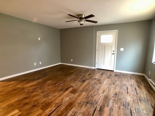 Building Photo - ASHLAND - NICE + Quiet 2 Bedroom Available