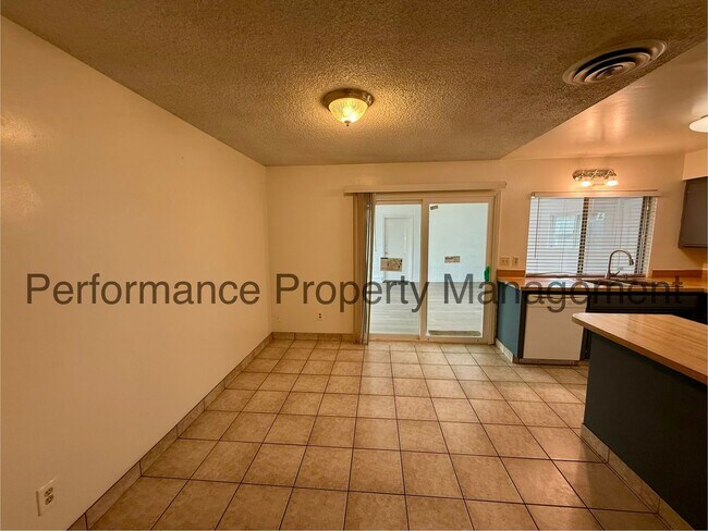Foto del edificio - Charming 3 Bed/2 Bath SW Bakersfield Home w/ RBP & $0 Deposit Option