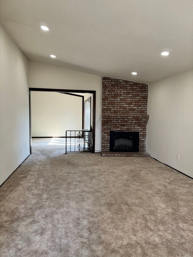 Building Photo - 10854 Paiute Way