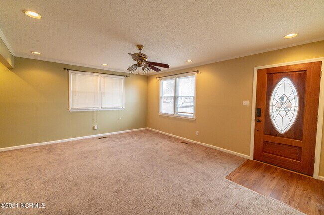 Building Photo - 725 Vernon Dr