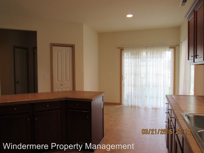 Building Photo - 3 br, 2.5 bath House - 440 Tremont Ave
