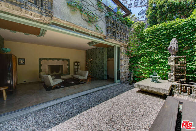 Foto del edificio - 858 N Doheny Dr