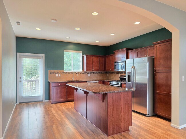 Foto del edificio - 4 Bedroom Home with Lake Views - Pet Friendly - 1/2 off 1st Months rent!