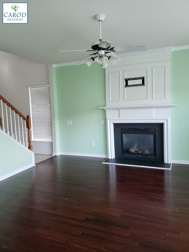Building Photo - Four bedroom with downstairs office