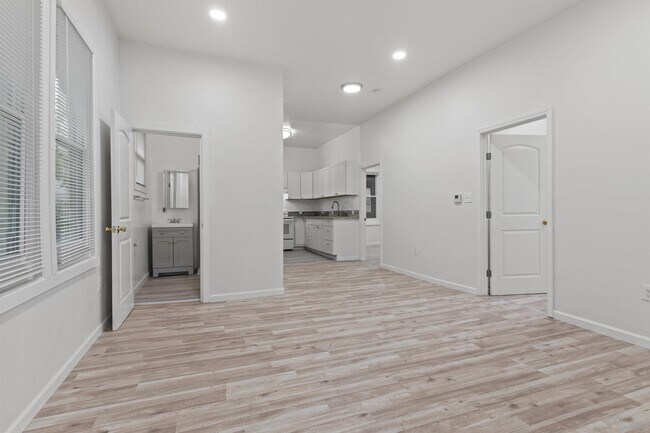 Building Photo - 1418 6th Ave
