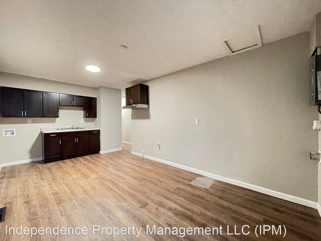 Building Photo - 3 br, 1 bath House - 805 Farnam St