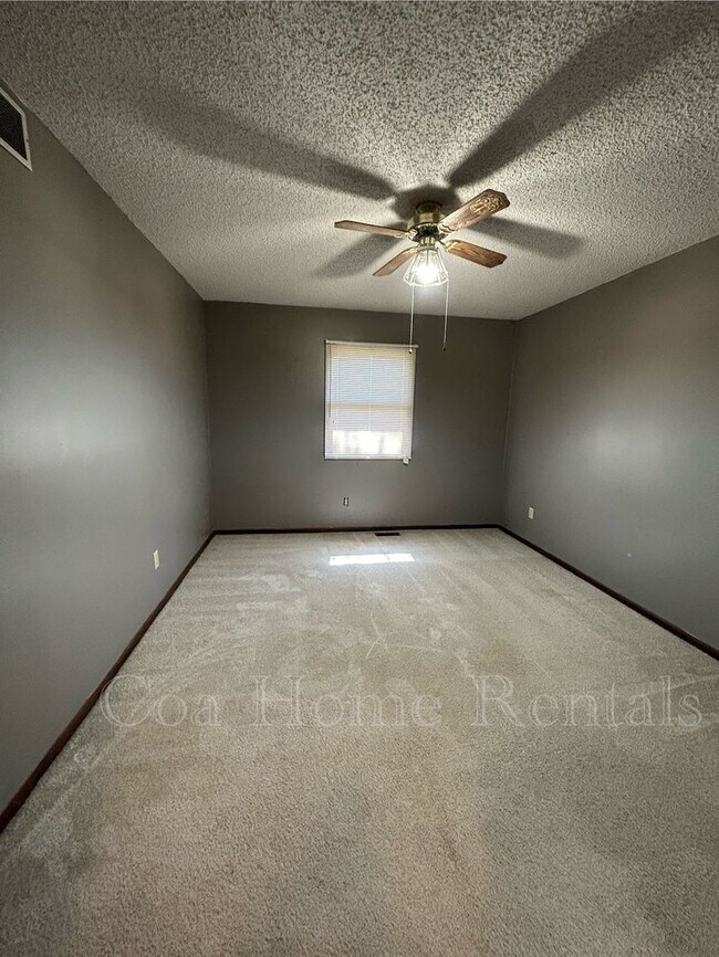 Building Photo - Great West side Location