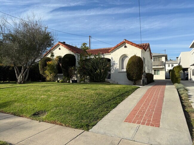 Casa del frente - 10815 Kling St