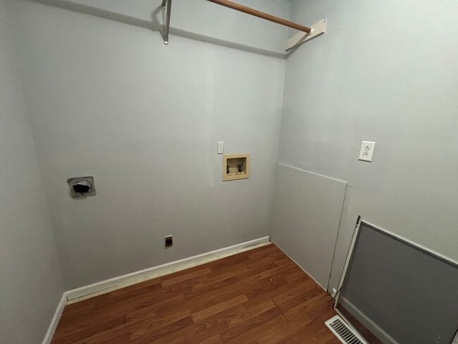 Building Photo - 513 N Maple St