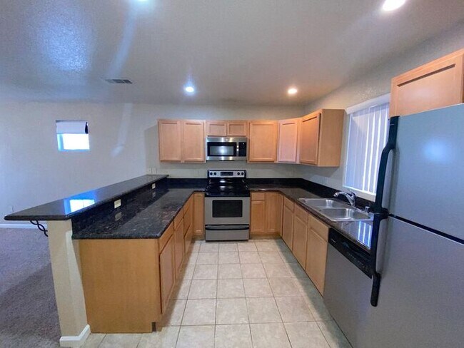Building Photo - NW Reno Townhouse - Garage/Washer/Dryer Ce...