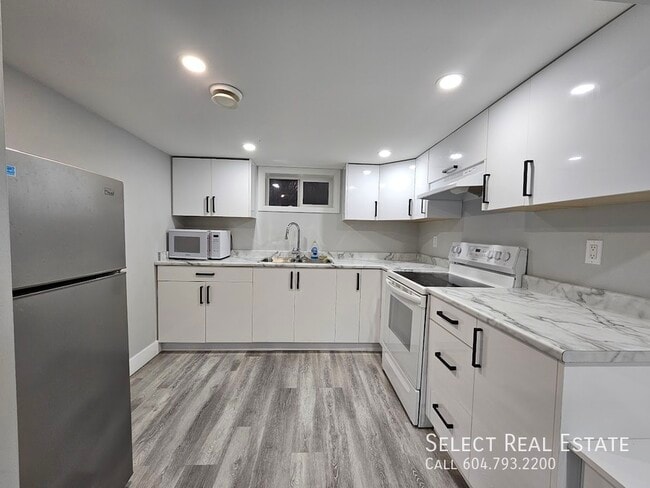 Building Photo - 45723 Lewis Ave