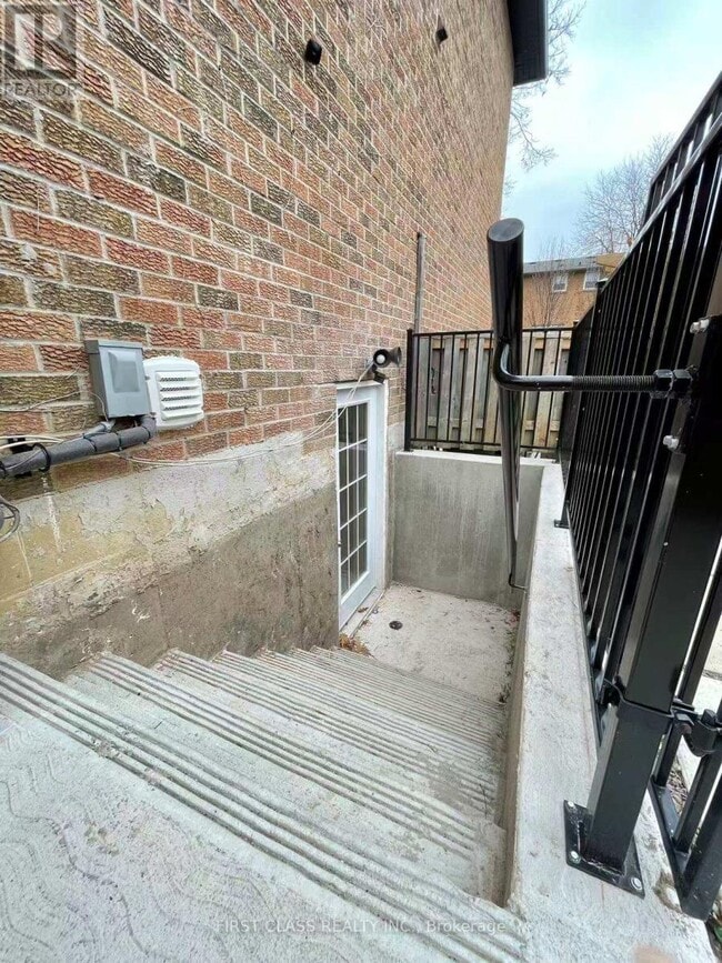 Building Photo - 2100 Dunvegan Ave